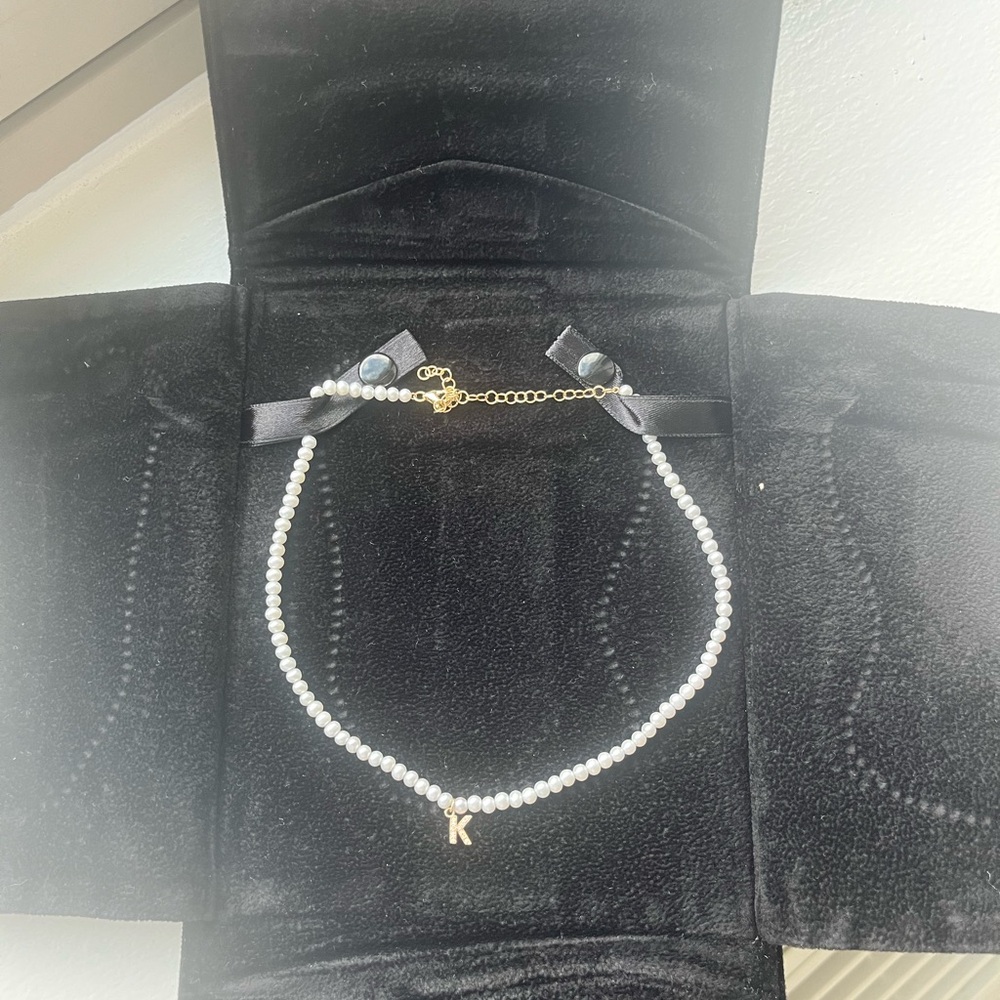 Ring concierge pearl choker with K initial
